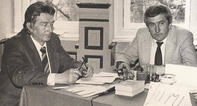 Rok 1986. Profesorowie Bronisław Szkwarkowski i Stefan Szulc podczas szkolnych eliminacji Olimpiady Ekonomicznej.