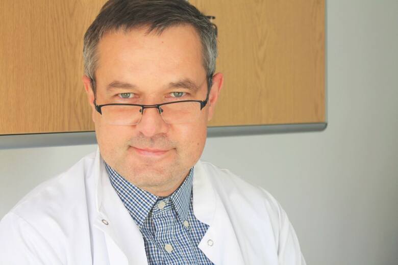- Badać się trzeba w każdym wieku - mówi dr n. med. Piotr Plecka, onkolog.
