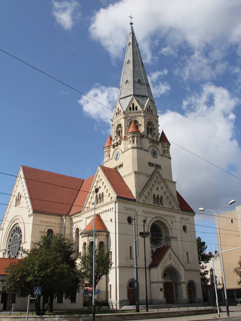 Kościół na pl. Wolności był pierwszą murowaną świątynią w Łodzi. Dziś to kościół katolicki