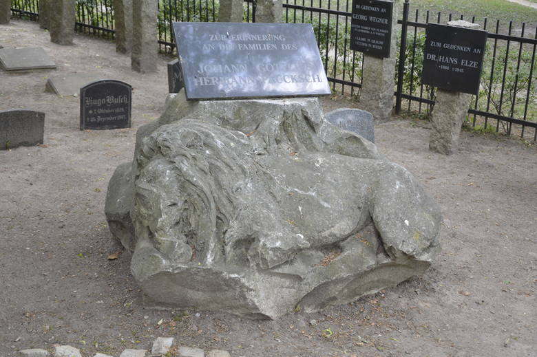 Śpiący lew z pomnika Pauskscha