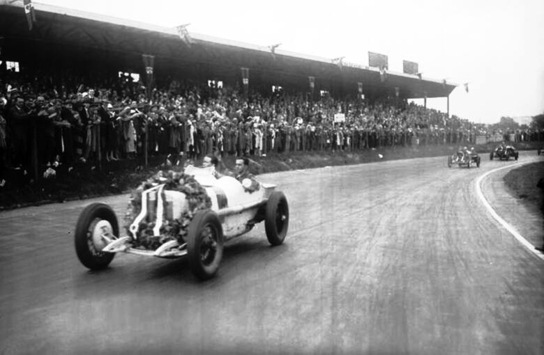 Grand Prix Niemiec na torze AVUS w 1926 roku. Zwycięzca Rudolf Caracciola (z lewej) i jego mechanik w Mercedesie SS. Fot. Bundesarchiv