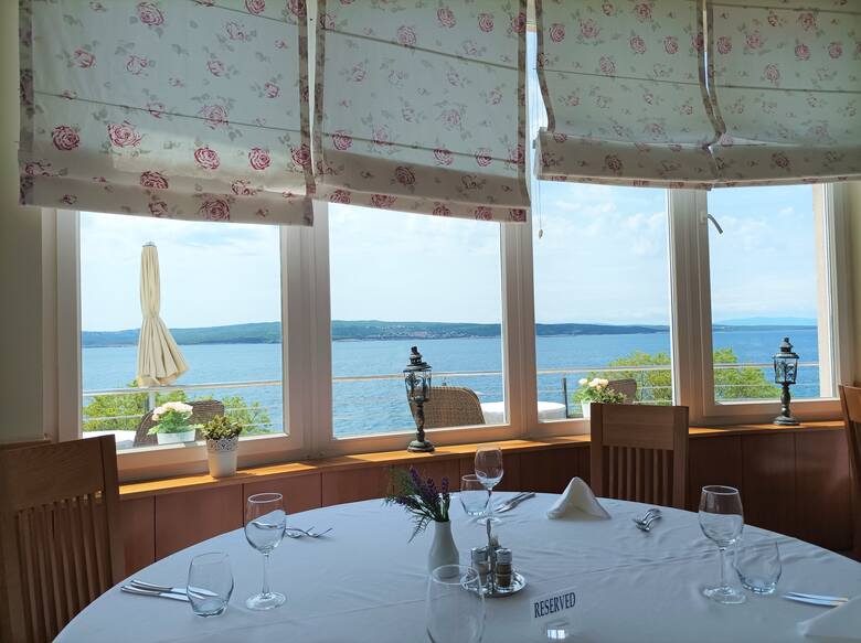 Wielkim atutem hotelu Marina jest jadalnia ze wspaniałym widokiem na morze i półokrągłym tarasem słonecznym.
