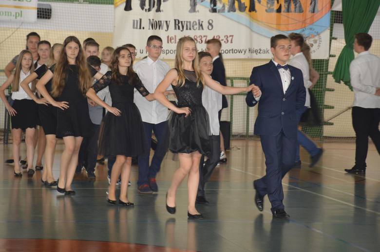 Uczniowie klas szóstych SP nr 2 w Łowiczu tańczą poloneza