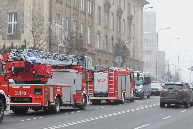 Kilka zastępów straży pożarnej przeprowadza ewakuację budynku Urzędu Wojewódzkiego w Poznaniu.<br /> <strong>Przejdź do kolejnego zdjęcia ---></strong><br /> 