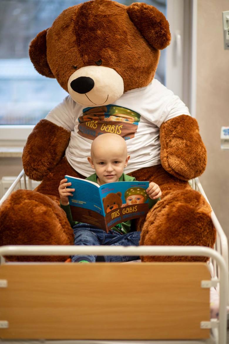 Dominik Michalski to jeden z pierwszych czytelnik&oacute;w książki. Początkowo książkę czytała mu mama, bo chłopiec miał zaledwie dwa lata, kiedy oddział onkologiczny stał się jego domem. Na zdjęciu z Misiem Gabisiem. 