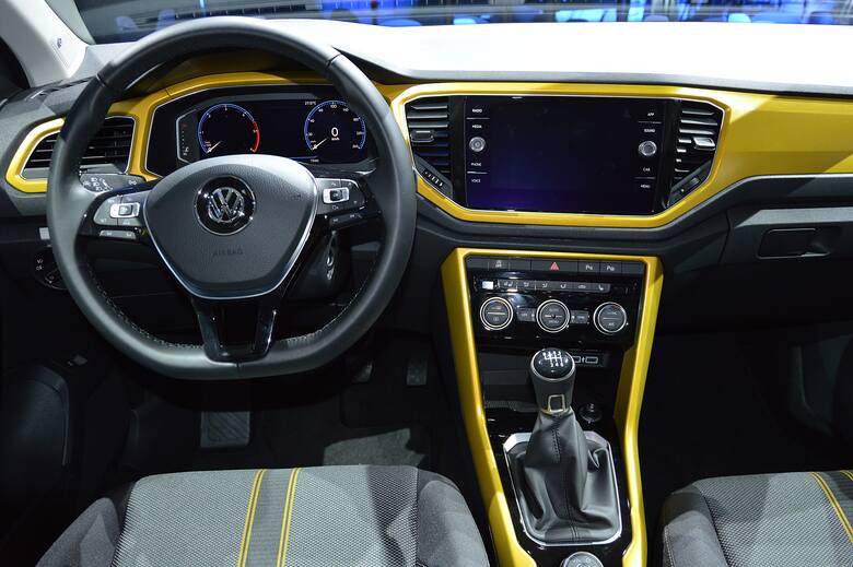 Volkswagen T-RocAuto powstało na platformie konstrukcyjnej MQB, która jest bazą dla wielu modeli marek z Grupy Volkswagena, w tym m.in. dla Skody Karoq