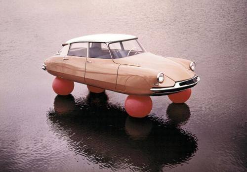 Fot. Citroen: Reklamowa fotografia symbolizuje hydropneumatyczne zawieszenie pojazdu. Wtedy nikt takiego nie miał, ani Mercedes, ani Rolls-Royce.