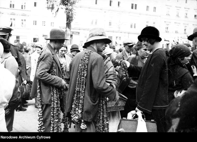 <strong>1931</strong><br /> <br /> Mężczyźni sprzedający grzyby w Krakowie.<br />  <br />  