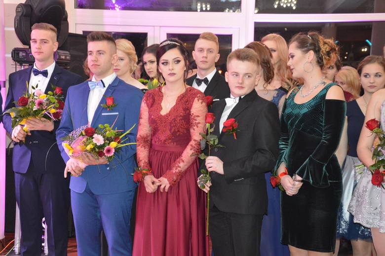 Studniówka uczniów Zespołu Szkół Ponadgimnazjalnych nr 3 w Łowiczu odbyła się w restauracji Szkiełka