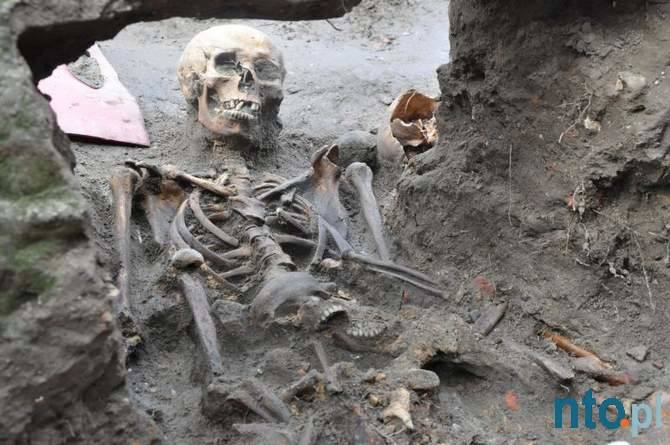 Średniowiecznie cmentarzysko w Byczynie. Szczątki 450 osób odkopali archeolodzy tuż obok byczyńskiego Rynku.
