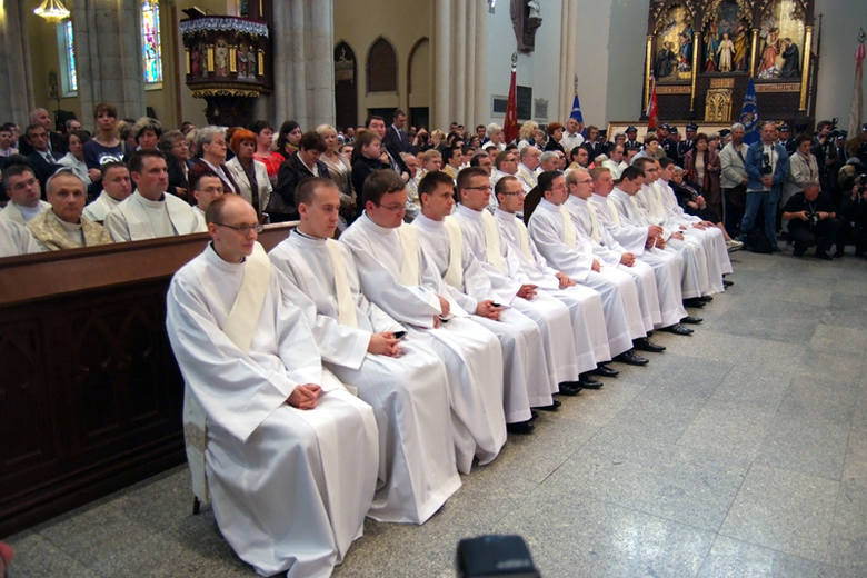 Z rąk arcybiskupa Władysława Ziółka święcenia  przyjęło 13 diakonów Wyższego Seminarium Duchownego w Łodzi