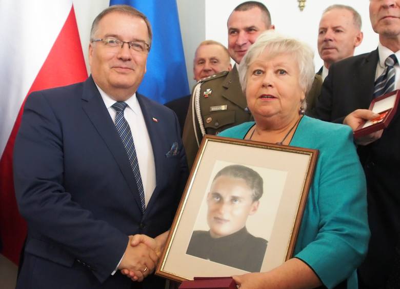 Minister Andrzej Dera i córka por. Wałęzy, Ewa Galińska