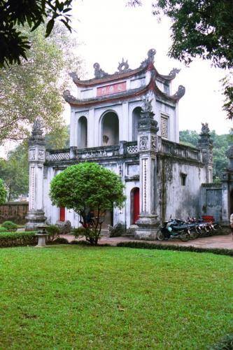 Fot. M. Kij: Brama wiodąca do Świątyni Literatury wzniesionej na cześć Konfucjusza w 1070 roku. Napis na górze przypomina, aby zsiąść z konia, jeźdźcowi