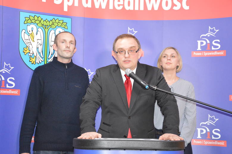Marcin Kosiorek (w środku) poinformował, że Krzysztof Kaliński stracił poparcie PiS