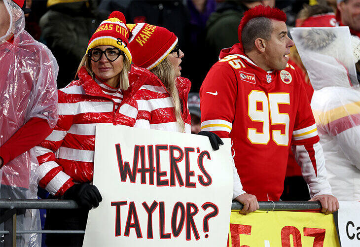 Kibice Chiefs na trybunach pytający „Gdzie jest Taylor (Swift)?”