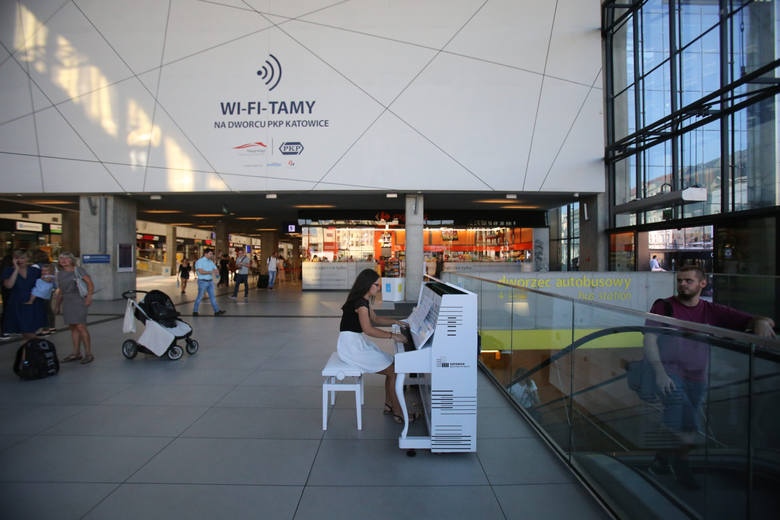 Pianino w Katowicach było dostępne dla wszystkich chętnych. teraz zostanie przeniesiona na lotnisko w Pyrzowicach