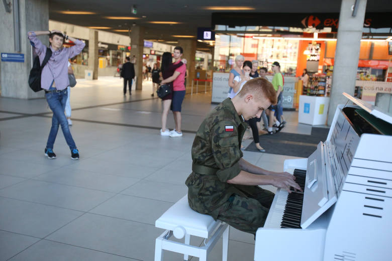 Pianino w Katowicach było dostępne dla wszystkich chętnych. teraz zostanie przeniesiona na lotnisko w Pyrzowicach