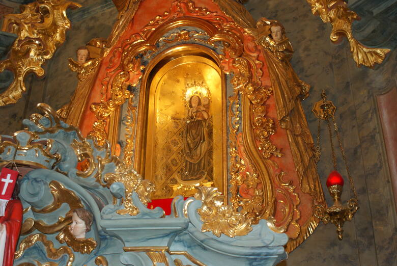 W kościele w Markowicach umieszczona jest rzeźba Madonny z Dzieciątkiem z drugiej połowy XV wieku. Pierwotnie figura znajdowała się w klasztorze w Trzebnicy
