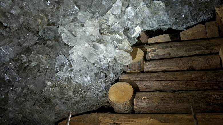 Ów cud natury odkryto ponad sto lat temu na głębokości około 80 metrów. - Kawerny i szczeliny wypełnione olbrzymimi kryształami halitu tylko w Wieliczce powstały w złożu mioceńskim – o kolejnym przyrodniczym unikacie przypominają gospodarze kopalni. Pierwsze kryształy odkryto w 1860 roku. „(…)...