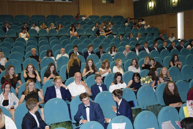 We wtorek, 18 czerwca, w Kinoteatrze Polonez odbyło się zakończenie roku szkolnego i pożegnanie uczniów dawnego Gimnazjum nr 3 w Skierniewicach. Opuszczający szkołę uczniowie otrzymali świadectwa, a wyróżniający się – świadectwa i nagrody.