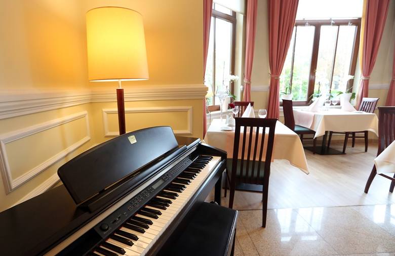 W sali restauracyjnej jest także pianiono. Goście mają okazję wysłuchiwać pięknych utworów granych na żywo.