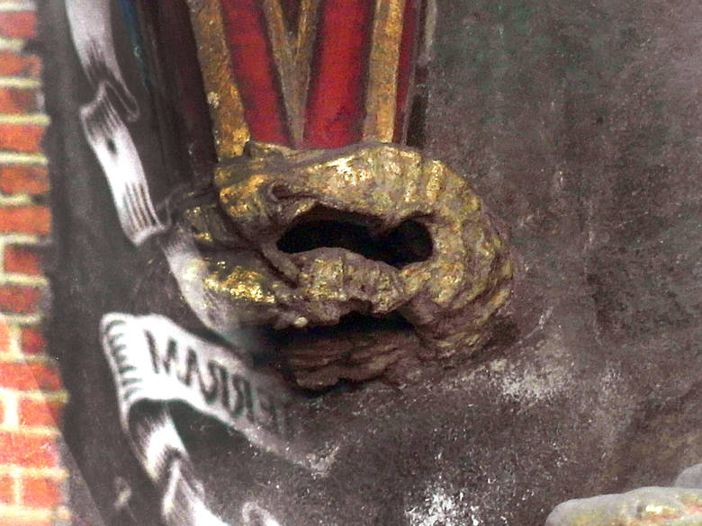 Mały złoty smok w ogrójcu przy kościele św. Barbary