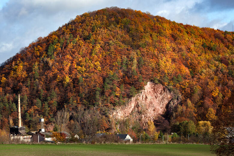Góra Wielisławka i Organy Wielisławskie to kolejna atrakcja położona między Świerzawą a Złotoryją. Odsłonięte części skał pokazują działalność wulkanów