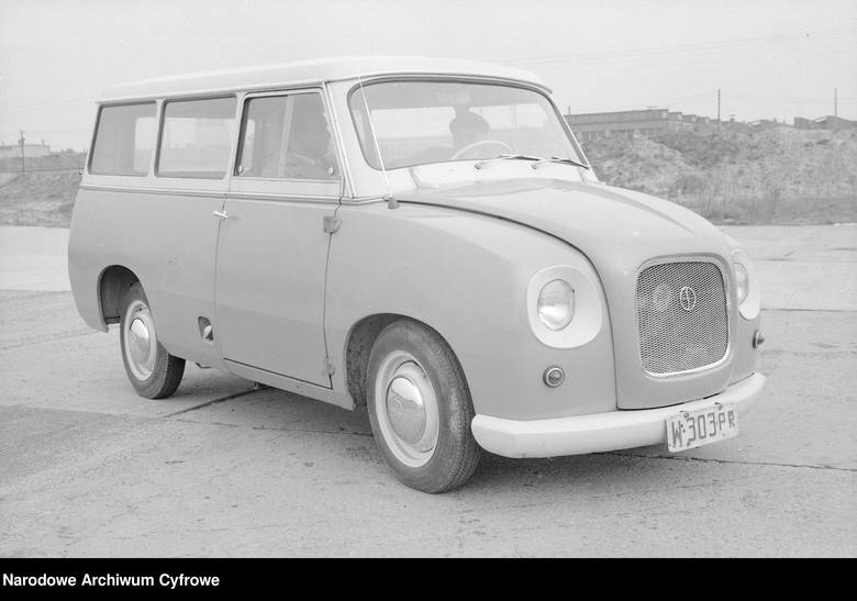 <strong>Samochód marki Syrena Mikrobus, 1961 rok</strong><br />  <br /> Syrena mikrobus była pierwszym w dziejach polskiej motoryzacji samochodem, który dziś określany jest mianem minivana. Prace nad Syreną Mikrobus rozpoczęto w 1959 roku ze względu na duże zapotrzebowanie na tego typu samochody,...