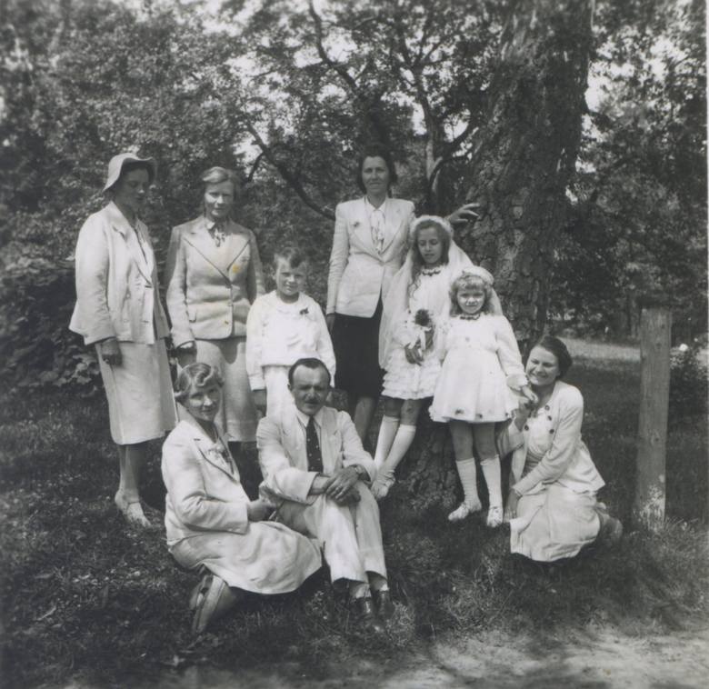<strong>1942 rok</strong><br /> <br /> Sukienki przed kolano nie były niczym dziwnym - długość ta była w pełni uzasadniona w przypadku dzieci. 
