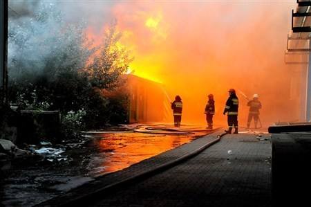 Pożar na terenie Wifamy (zobacz film i zdjęcia)