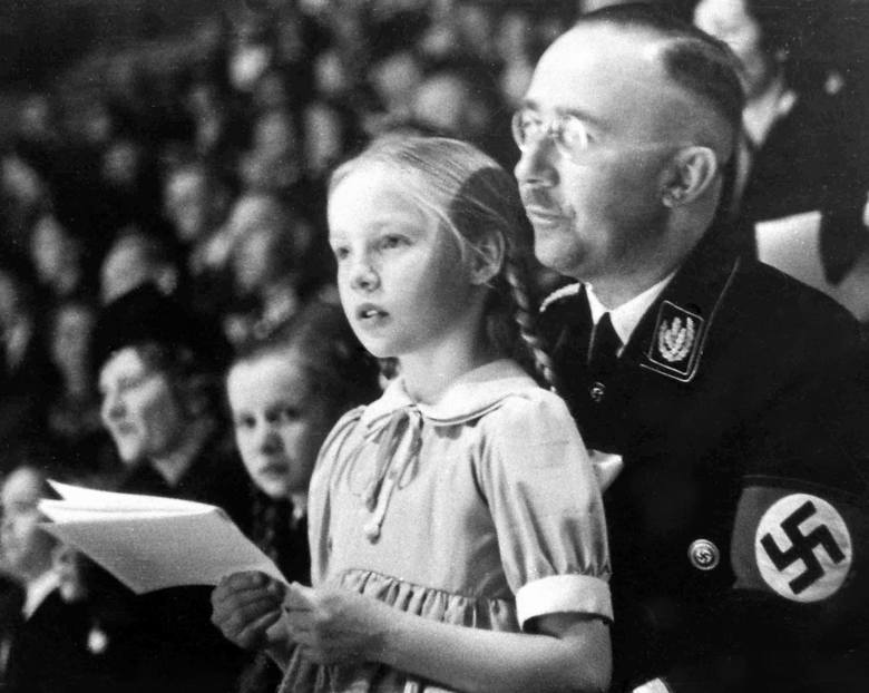 Ten idylliczny obrazek nie może zwieść. Heinrich Himmler stworzył w III Rzeszy SS i policję polityczną gestapo. Ten zbrodniarz wojenny, odpowiedzialny za śmierć milionów, był jednym z głównych współpracowników Hitlera