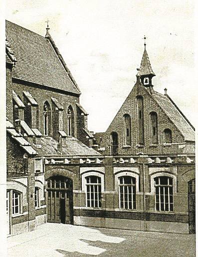 Zdjęcie z lat 20-tych ubiegłego wieku przedstawia kościół salezjanów ( w głębi) oraz kaplicę św. Jacka. Zdjęcie zrobiono od strony dzisiejszej ul. J