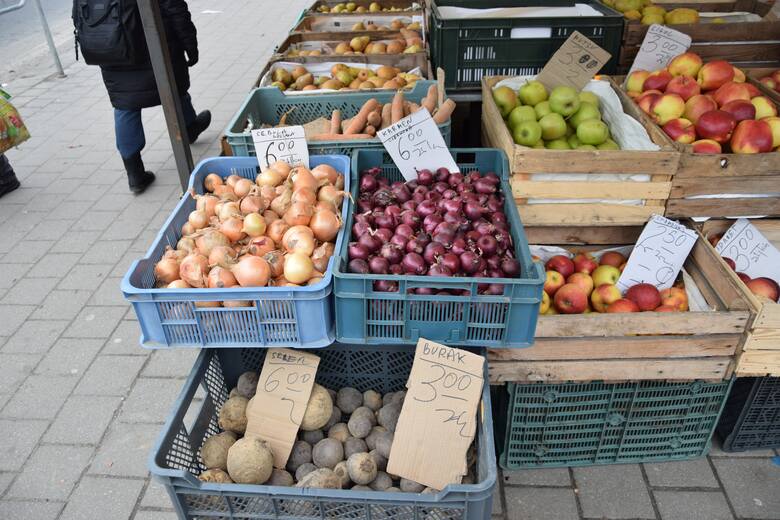Dlaczego warzywa i owoce są ostatnio takie drogie? Porównujemy ceny w markecie i na targu