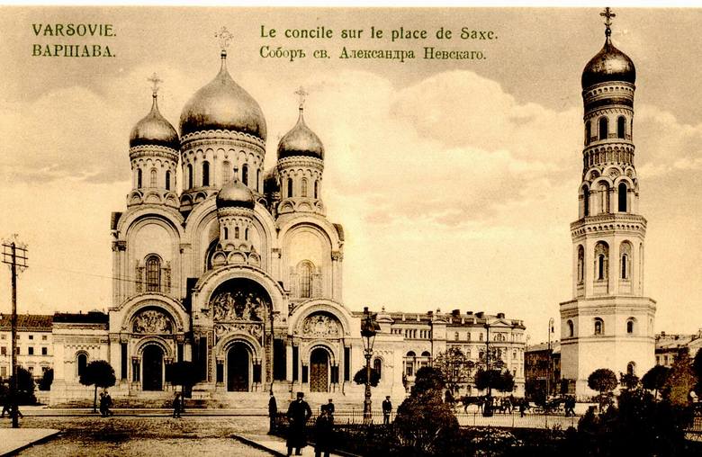 Pałac Saski to niejedyna zniszczona budowla, która stała na dzisiejszym placu Piłsudskiego. Bogato zdobiona świątynia prawosławna, ukończona w 1912 r.,