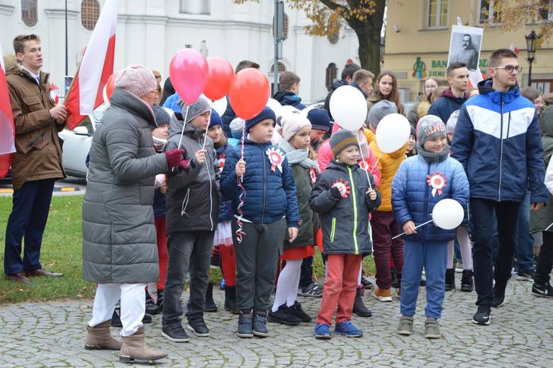 Patriotyczny marsz uczniów szkół pijarskich w Łowiczu [ZDJĘCIA]