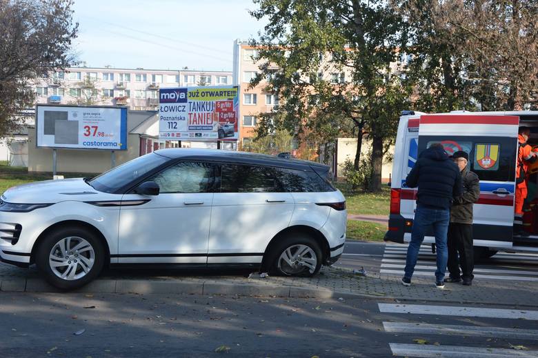 Wypadek drogowy w Łowiczu. Dwie osoby, w tym dziecko, trafiły do szpitala [ZDJĘCIA]