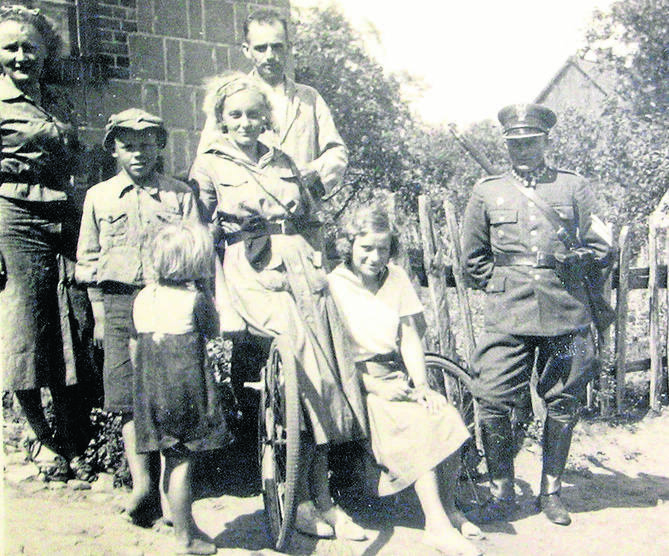  1939 r. Janka z innymi harcerzami podczas pobytu na obozie w Funce