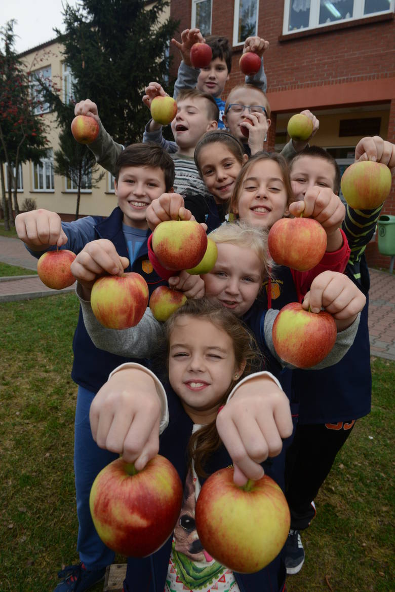 Dzieci liczą na to, że w przyszłym roku jabłka też trafią do szkoły.