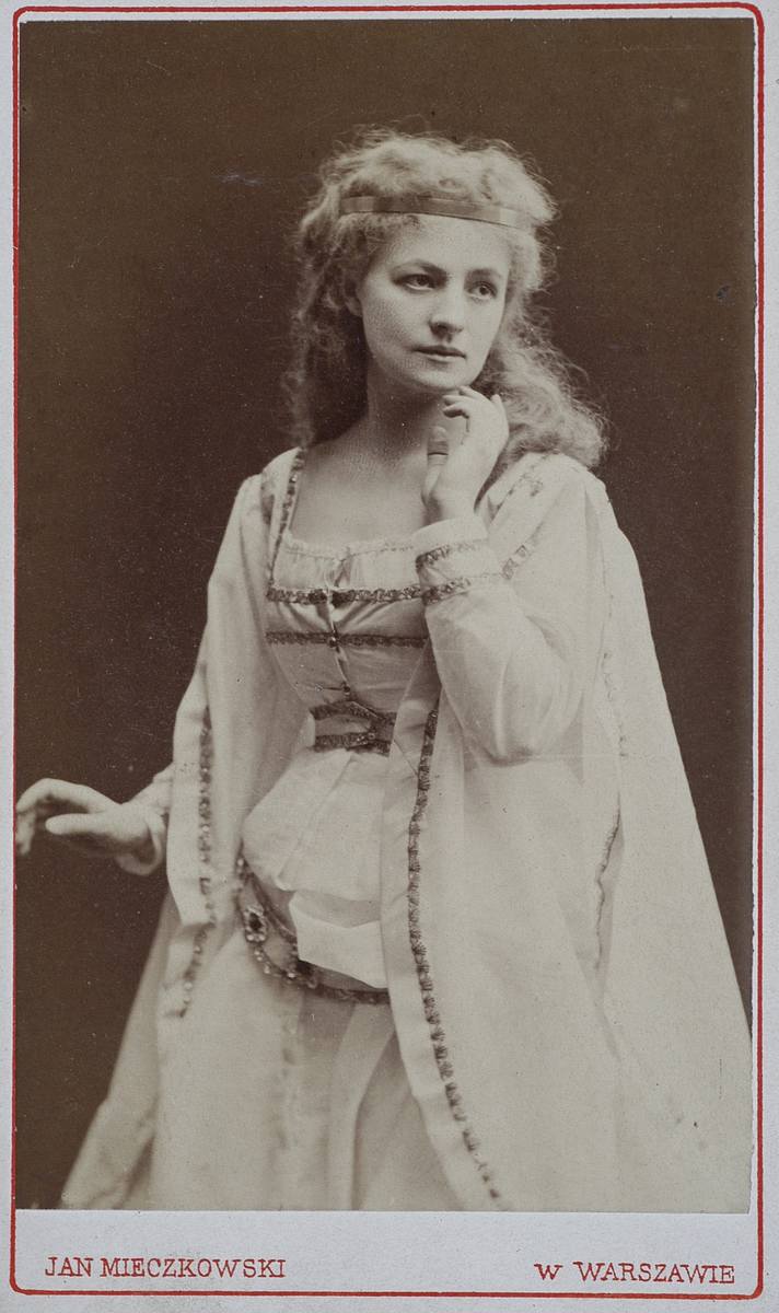 Helena Modrzejewska zawsze fotografowała się w kreacjach teatralnych