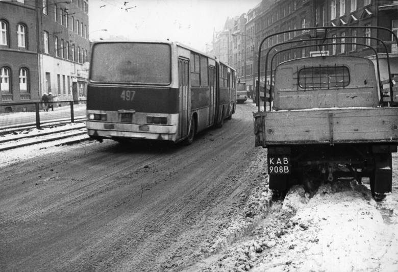 12.12.1983 roku, ulica 1 Maja (Warszawska?). "Nieusunięty śnieg, jezdnia pokryta mazią" - opisał fotografię fotoreporter.