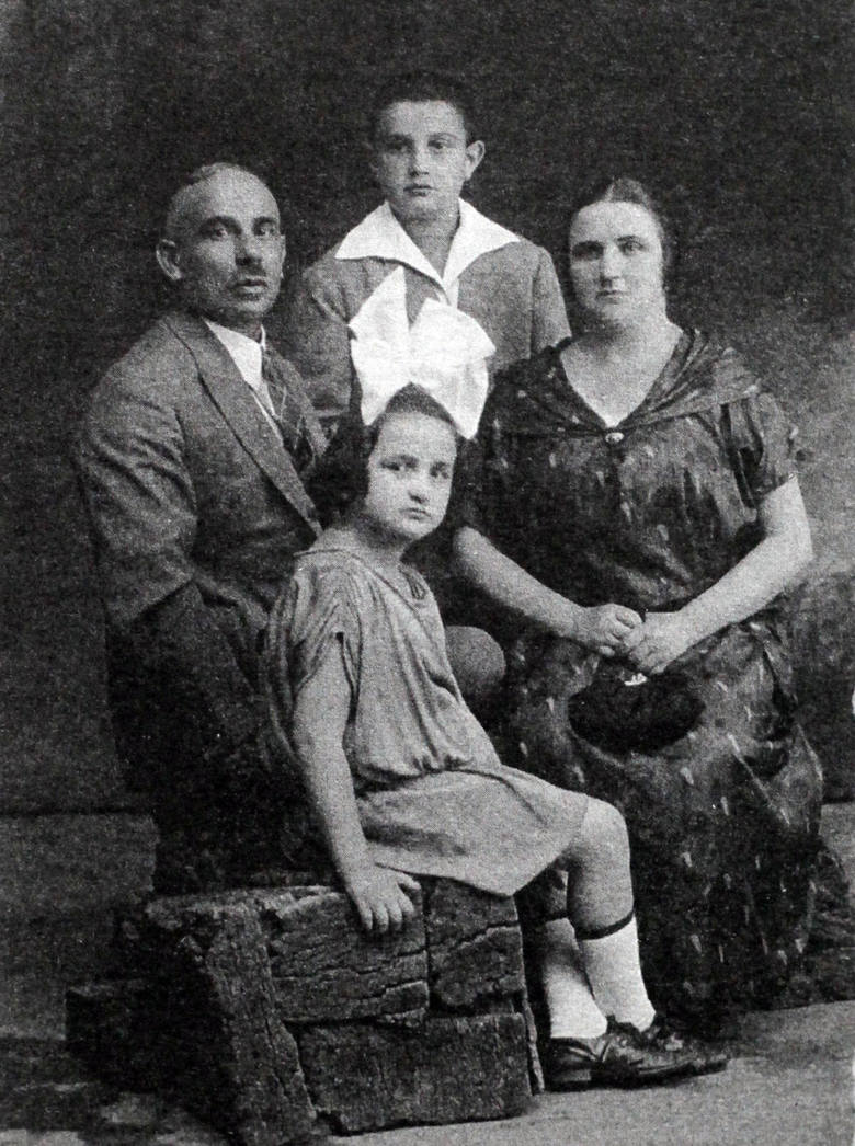Aktor razem z rodzicami i siostrą Ireną, podczas łódzkich czasów
