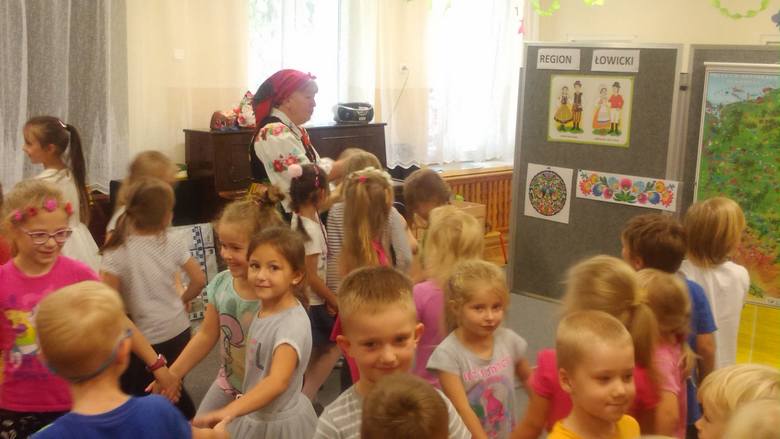 Spotkanie przedszkolaków z artystką ludową w Przedszkolu nr 5 w Skierniewicach [ZDJĘCIA]