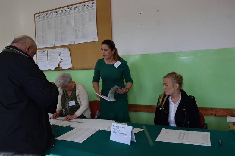 Przewodnicząca komisji Małgorzata Jur razem z członkami komisji odpowiadała na pytanie mieszkańca w sprawie dopisania się do spisu wyborców.