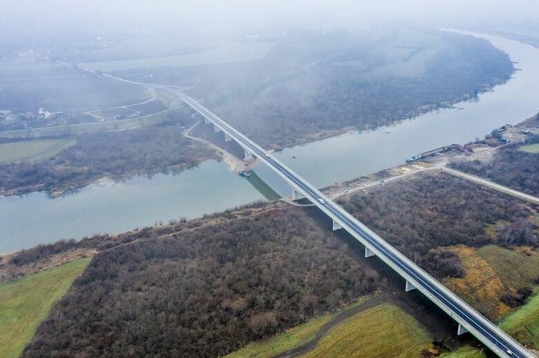 Międzywojewódzką inwestycją była budowa blisko 700-metrowego mostu na Wiśle w miejscowości Borusowa. Most stał się częścią najkrótszej drogi z Tarnowa