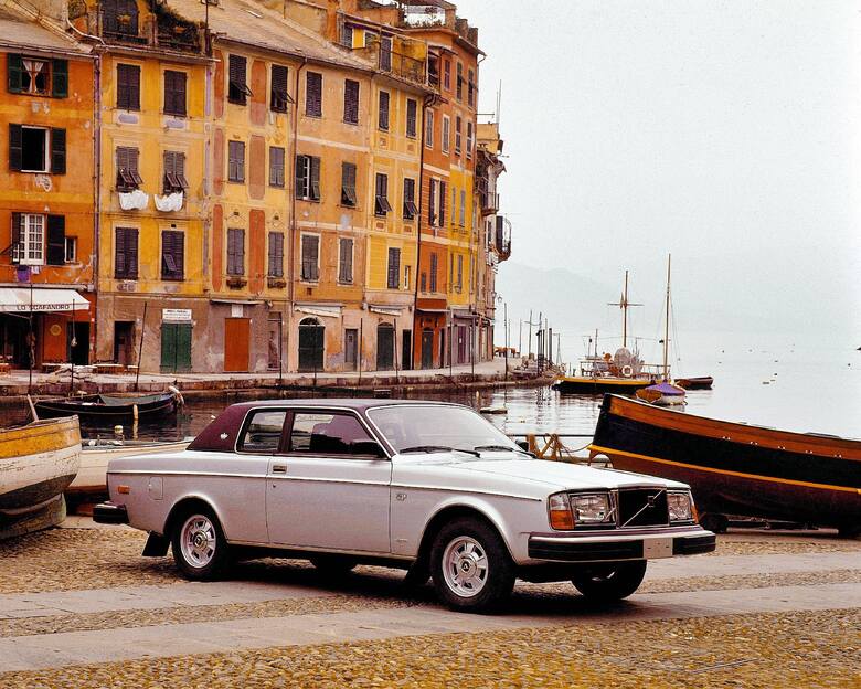Volvo 262 C Wczesny wariant z płaskimi lampami. Od jesieni 1978 lampy zachodziły na boki, a najczęściej stosowanym kolorem był złoty metalik Fot:Vol