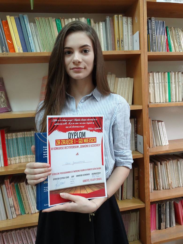 Oliwia Jamroziewicz z Gimnazjum we Wrzawach oczarowała jurorów i zajęła pierwsze miejsce