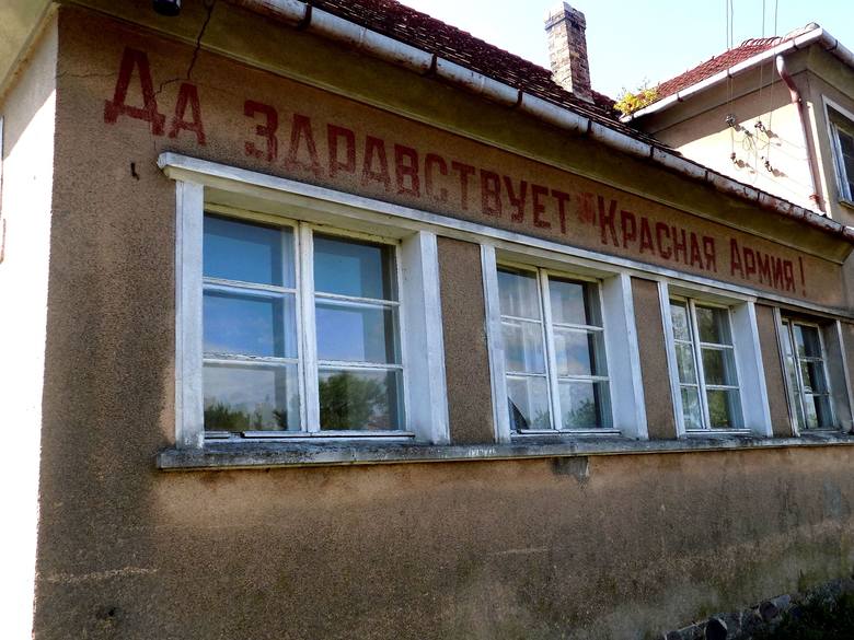 Przed wojną była to szkoła, a w 1945 r. na fasadzie pojawił się wielki napis w języku rosyjskim: „Niech żyje Armia Czerwona!”. Slogan ten, jak mówią