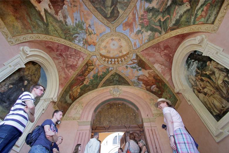 Freski wewnątrz kościoła to dzieło XVII-wiecznych mistrzów 