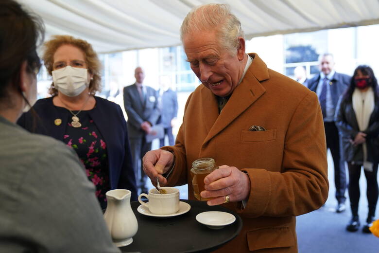 Ulubioną herbatą króla Karola III jest Darjeeling z miodem i mlekiem. (Na zdjęciu: Książę Walii dodaje miód do filiżanki herbaty podczas wizyty w nowej