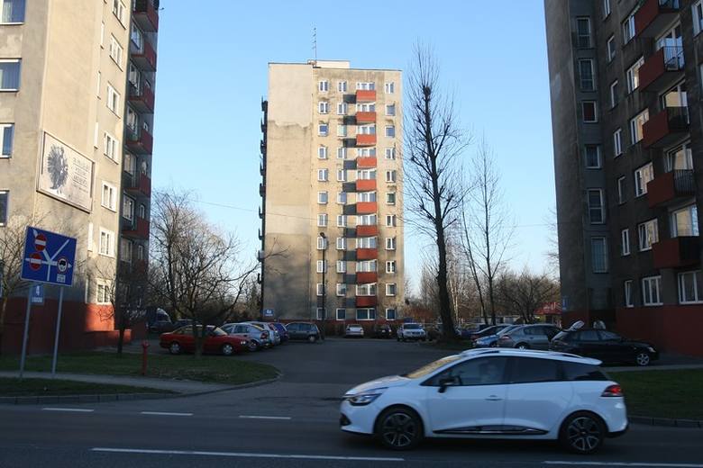 Wieżowiec w Katowicach niebezpiecznie się przechylił. Blok przy ul. Ligockiej 4a ma 11 pięter i 55 mieszkań. Dziś wszyscy lokatorzy opuszczą budynek i zacznie się jego prostowanie